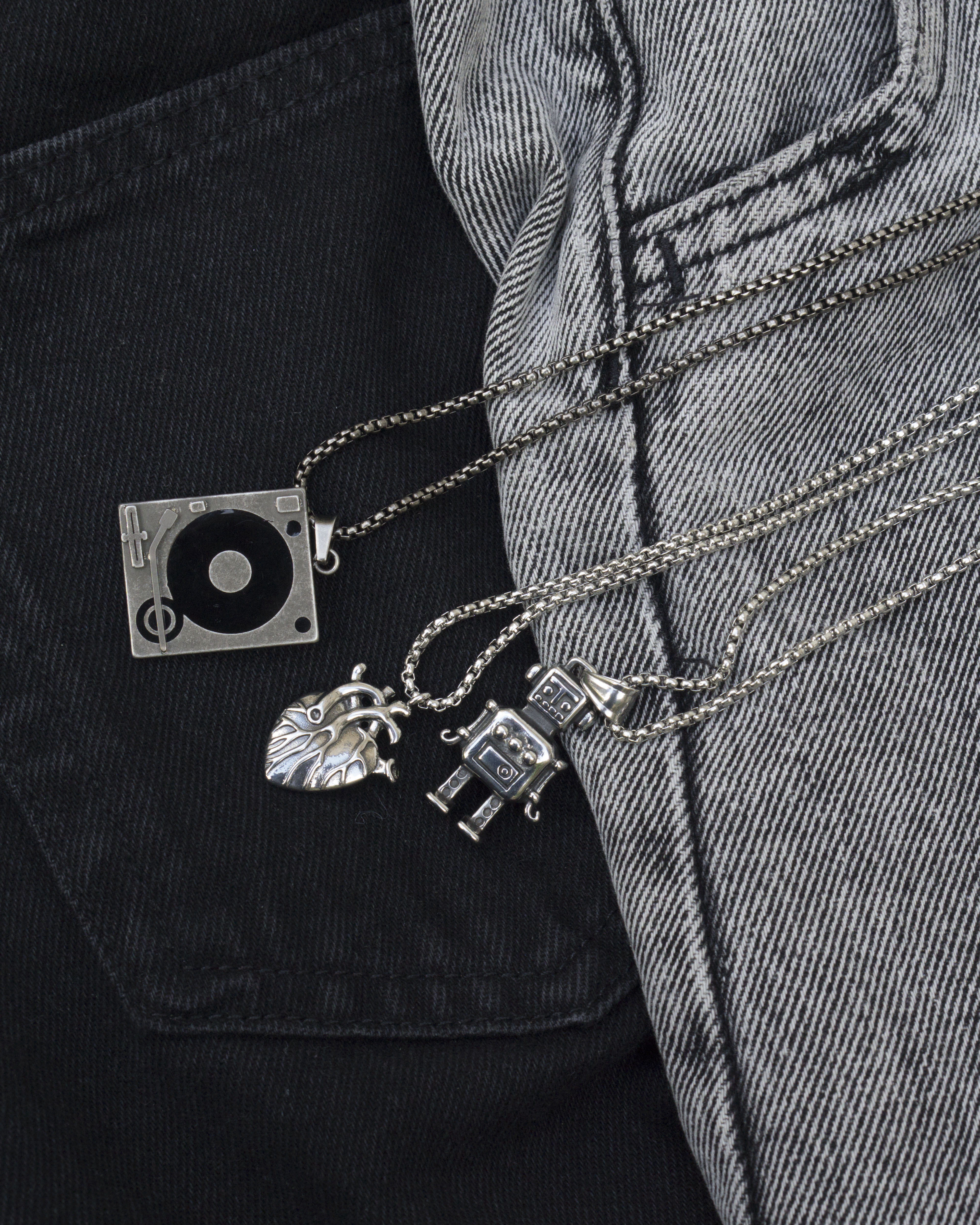 Play despacito.  Minimalist necklace featuring delicately designed robot pendants. Elevate your style with our necklace, perfect for daily wear and layering. Crafted from high-quality titanium and available in silver color.   Material: Titanium. 60+5cm in length.  | waterproof, no-tarnishing, hypoallergenic |